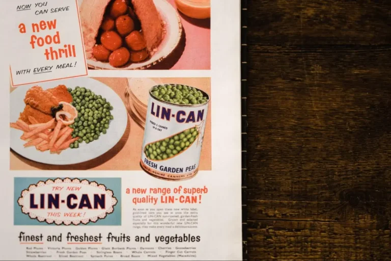 A page from an old magazine depicting an advertisement for canned green peas.