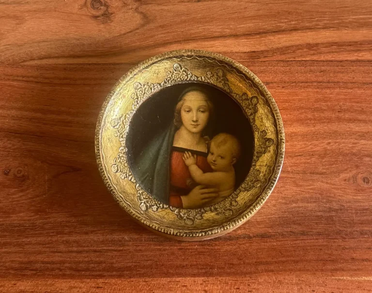 Vintage Italian Madonna and child decorative plate – Renaissance-inspired religious wall art.